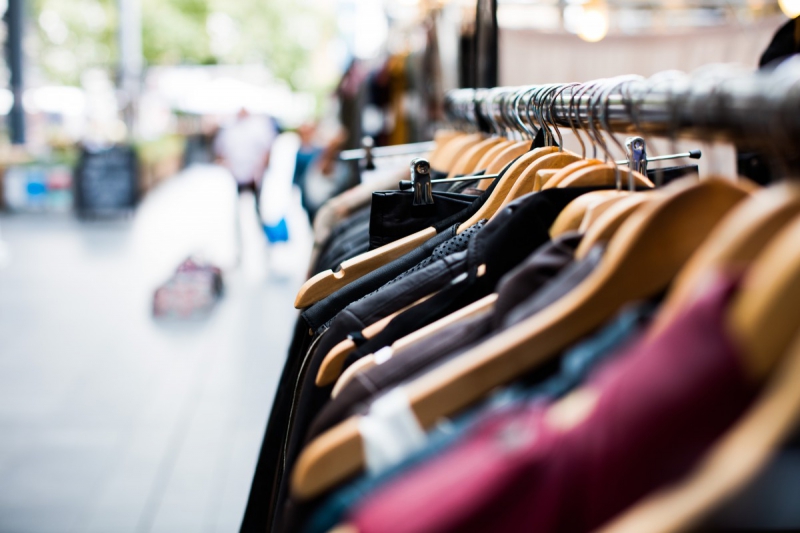 magasin-ST SAUVEUR SUR TINEE-min_blur_close_up_focus_hanger_jacket_market_people_rack-1176303